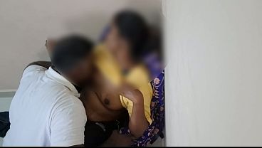 Alumna caliente se deja chupar la polla por su profesora casada