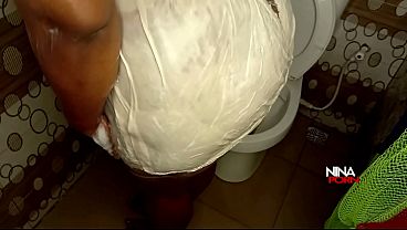 Chica morena se contonea en el baño y el vecino no resiste