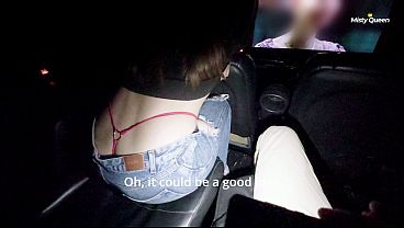 Chica solitaria en el cine muestra su tanga y pide sexo urgente