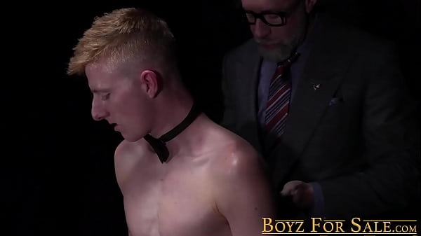 Chico twink se deja empotrar sin condón tras mamada salvaje
