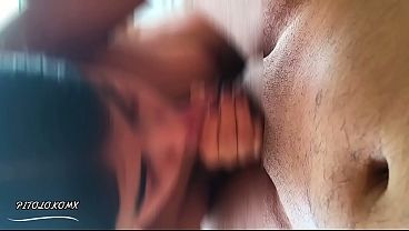 Colegiala en lencería chupa y recibe creampie brutal