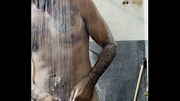 Cuerpo musculoso se moja entero en el baño caliente