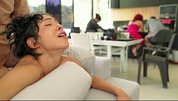 Curvas latinas cabalgando a su novio en el sofá