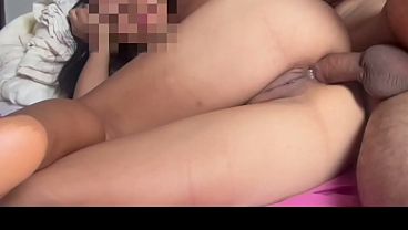El culo de la jovencita chorreando leche después de una buena embestida