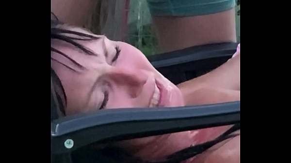 Esposa sumisa se traga meada y leche caliente del granjero