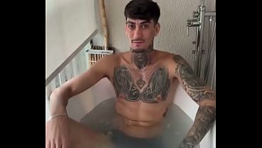 Flaco de polla enorme se exhibe como un puto
