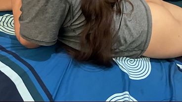 Hermana menor gime de placer al follar con su hermano