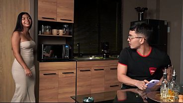 Hermana política se la clava sin querer en la cocina