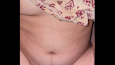 Janda cachonda se abre de piernas para su amigo mulato