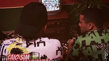 Joven musculoso apuesta su culo en un juego de video