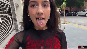 Katty West me la chupa en plena calle y me llena de leche