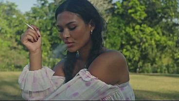Kimberly Sanktor se exhibe al aire libre con sus tetas gigantes