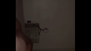 La BBW asiática gime fuerte mientras la empotran en la cama