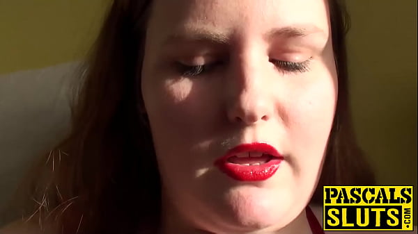 La gordita cachonda Mea se chupa una polla enorme
