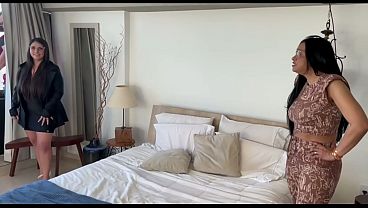 La suegra caliente se deja empotrar sin piedad en la cama