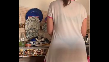 La vecina exhibicionista cocina en tanga y lencería mientras la espiamos