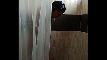 Latina cachonda se masturba en la ducha mientras la espiamos