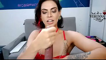 Latina tatuada domina la cámara con su culo perfecto