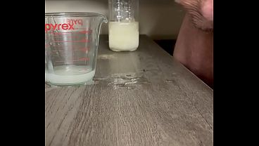 Macho musculoso llena a su pareja de leche gruesa