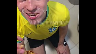 Machote dominador se come la polla al mac en el baño