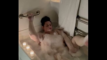 Mamá caliente disfruta un baño de placer con sus tetas naturales