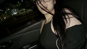 Mi prima política me paga con su coño bien mojado después de ir de compras