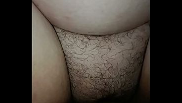 Mi suegra se chupa mi verga sin parar en la sala