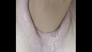 MILF cachonda se moja con un consolador gigante