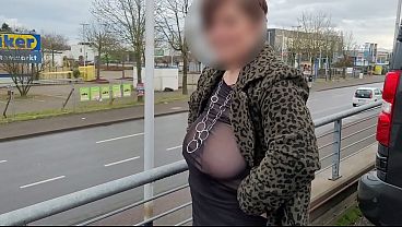 MILF exhibicionista con tetas naturales enormes en la calle