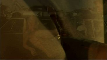 Milf rubia follando en el auto con medias de red