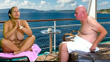 Mojada pasión en barco con polla enorme y tetas naturales