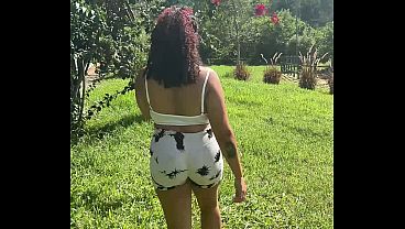 Morena curvilínea se caga al aire libre en el monte