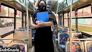 Mujer musulmana se deja follar en el bus después de la universidad