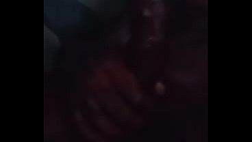 Negro amateur disfruta de su polla gruesa y jugosa en el baño