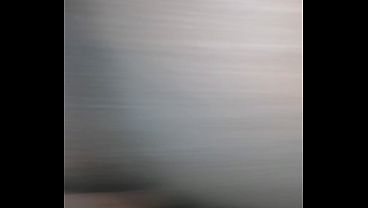 Negro musculoso se masturba duro solo con su polla enorme