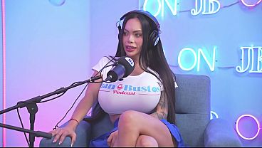 Nikol Love se baña en aceite y se vuelve loca con sus tetas monstruosas