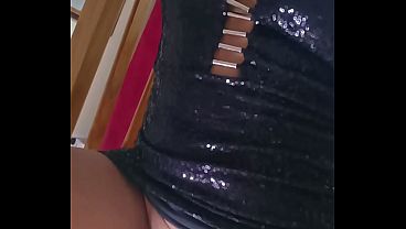 Novia bailando en minifalda con plug anal excitado