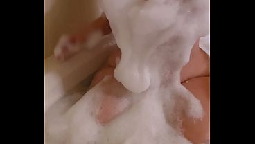 Regordeta mudo se deja empotrar en el baño caliente