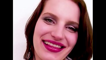 Rubia de tetas grandes chupa polla enorme hasta correrse