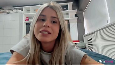Rubia lujuriosa pone coño mojado con sus pies