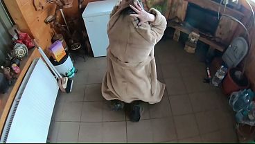 Rubia madura con vestido dorado folla como puta en congelador