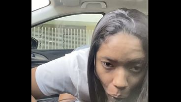 Secretaria caliente chupa la polla de su jefe en el auto