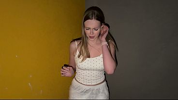 Vecinita rubia chupa por dinero y la empotran bruto