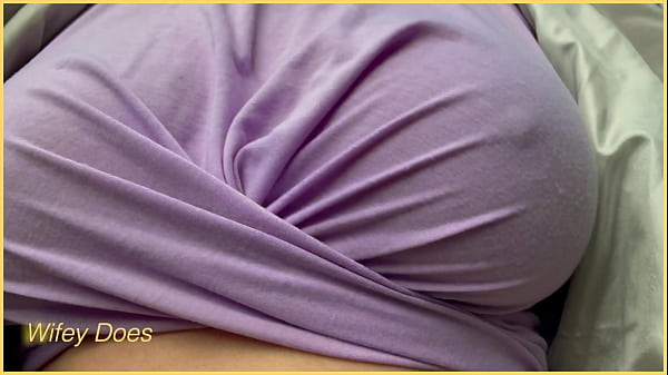 WifeyDoes se muestra braless en su camisa rosa ajustada