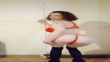 Zorra se hace un striptease y se chupa el consolador